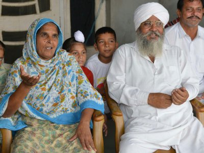 Narinder Kaur, 54 ans (G), et son mari Gurmej Singh, 60 ans, lors d'un entretien dans leur maison près d'Amritsar, dans le Penjab en Inde, le 6 juillet 2017 - NARINDER NANU [AFP]