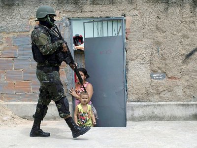 Un soldat brésilien marche dans une favela de Rio, le 30 novembre 2017 - LEO CORREA [AFP/Archives]