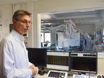 Le professeur Frédéric Anselme, responsable de l'unité de rythmologie, présente la deuxième salle du CHU permettant de visualiser le rythme cardiaque d'un patient. - Amaury Tremblay