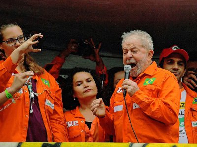 L'ancien président brésilien Luiz Inacio Lula da Silva, devant le siège de la compagnie pétrolière Petrobras, lors d'une manifestation contre la politique de privatisations du gouvernement, le 3 octobre 2017 à Rio de Janeiro - CARL DE SOUZA [AFP]