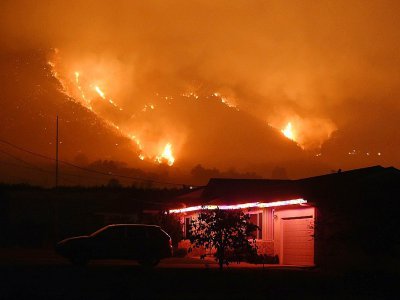 Les flammes dévorent les collines surplombant Capinteria en Californie, le 11 décembre 2017 - Robyn Beck [AFP]