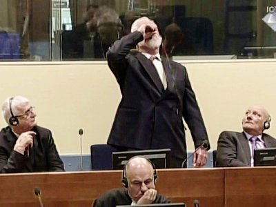 L'ex-général croate Slobodan Praljak buvant du cyanure après sa condamnation pour crimes de guerre, à La Haye, le 29 novembre 2017 (capture d'écran d'une vidéo diffusée par le Tribunal pénal international pour l'ex-Yougoslavie) - - [International Criminal Tribunal for the former Yugoslavia/AFP/Archives]