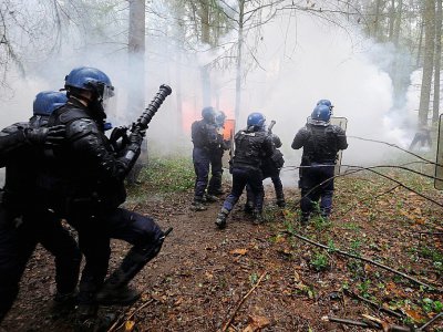 Des policiers anti-émeute  tentent d'évacuer des occupants de la ZAD de Notre-Dame-des-Landes, le 24 novembre 2012 - JEAN-SEBASTIEN EVRARD [AFP/Archives]
