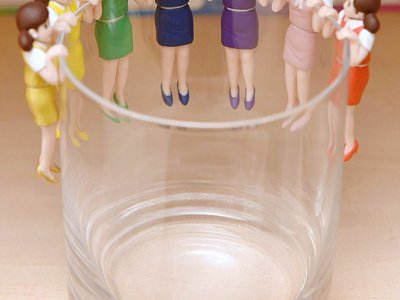 "Fuchico", cette figurine d'une jeune femme portant un ensemble tailleur typique d'une employée de bureau japonaise, aux bras et jambes conçus pour s'agripper au bord d'un verre, a connu un succès immédiat auprès des adultes. - Kazuhiro NOGI [AFP]