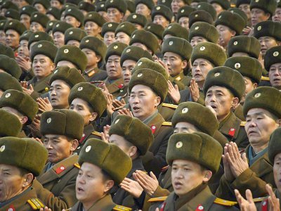Des soldats nord-coréens célèbrent la déclaration selon laquelle le pays est devenu une puissance nucléaire, à Pyongyang, le 1er décembre 2017 - Kim Won-Jin [AFP/Archives]