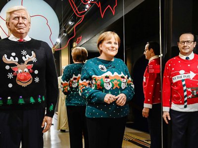 Tout le monde se met au pull moche de Noël: du PSG, qui a sorti deux modèles, jusqu'au musée Grévin qui en a habillé ses fameuses statues de cire (ici en photo). - BERTRAND GUAY [AFP/Archives]