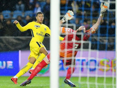 Kylian Mbappé marque pour le Paris SG, le 13 décembre 2017 à Strasbourg en Coupe de la Ligue - Patrick HERTZOG [AFP]
