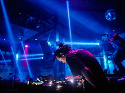 Des DJ birmans animent un concert de musique électro, le 10 décembre 2017 à Rangoun - YE AUNG THU [AFP]