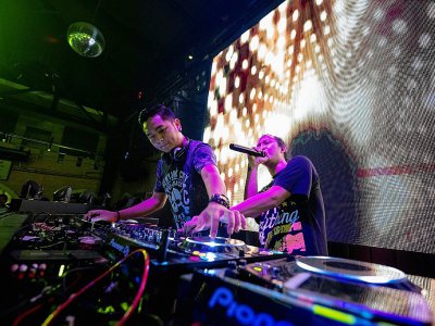 Des DJ birmans animent un concert de musique électro, le 10 décembre 2017 à Rangoun - YE AUNG THU [AFP]