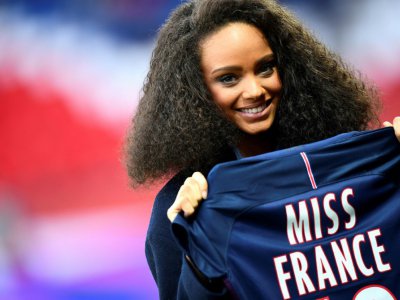 Alicia Aylies, première Miss Guyane à décrocher la couronne de Miss FRance, le 29 mars 2017 à Paris - FRANCK FIFE [AFP/Archives]