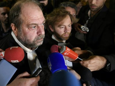 Eric Dupond-Moretti, répond aux journalistes à la sortie du procès de Abdelkader Merah, au tribunal à Paris, le 2 novembre 2017 - Lionel BONAVENTURE [AFP]