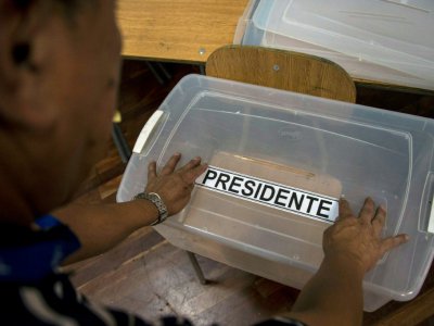 Une urne électorale dans un bureau de vote à Santiago, le 15 décembre 2017 - Martin BERNETTI [AFP]