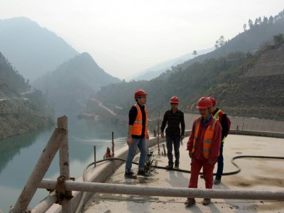 Des ingénieurs chinois travaillent avec les Pakistanais sur le chantier de la centrale hydroélectrique dans la vallée de Neelum (dans la région du Cachemire pakistanais), le 31 octobre 2017 - SAJJAD QAYYUM [AFP]
