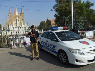 Un policier posté devant une église de Quetta (Pakistan), cible d'un attentat de l'EI le 17 décembre 2017 - BANARAS KHAN [AFP]