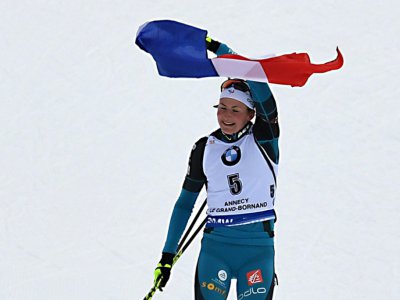 Justine Braisaz remporte sa première course en Coupe du monde de biathlon, la mass start du Grand-Bornand (Haute-Savoie, le 17 décembre 2017 - JEAN-PIERRE CLATOT [AFP]