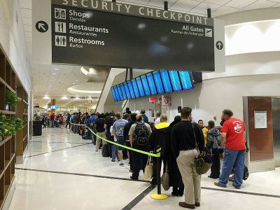 Des passagers dans une file d'attente aux contrôles de sécurité, dans l'aéroport d'Atlanta le 17 mai 2016 - Mladen ANTONOV [AFP/Archives]