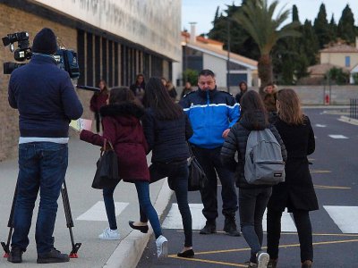 Des élèves du collège Christian Bourquin devant les portes de l'établissement, le 18 décembre 2017 à Millas dans les Pyrénées-Orientales - RAYMOND ROIG [AFP]