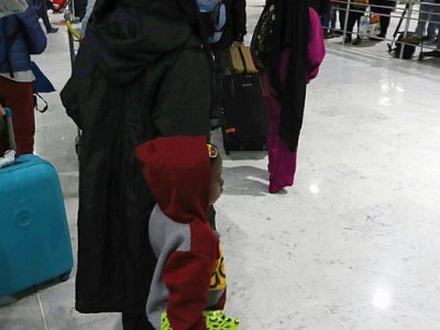 Des réfugiés soudanais arrivent à l'aéroport de Roissy-Charles-de-Gaulle, le 18 décembre 2017, près de Paris - Jacques Demarthon [AFP]