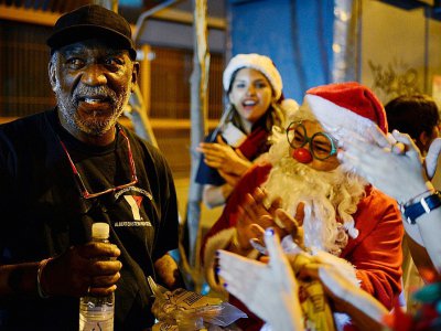 Un homme déguisé en Père Noël lors de l'opération "Santa en las calles" (le Père Noël dans la rue), le 16 décembre 2017 à Caracas, au Venezuela - FEDERICO PARRA [AFP]