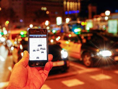 L'application Uber sur un smartphone dans les rues de Barcelone, le 9 décembre 2014 - QUIQUE GARCIA [AFP/Archives]