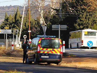Les gendarmes reconstituent la collision entre un car scolaire et un train régional à Millas, dans les Pyrénées-Orientales, le 19 décembre 2017 - COR [AFP]