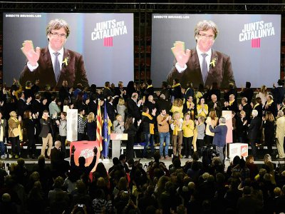 L'indépendantiste catalan Carles Puigdemont salue depuis Bruxelles des soutiens, réunis à Barcelone, le 15 décembre 2017 - JAVIER SORIANO [AFP/Archives]