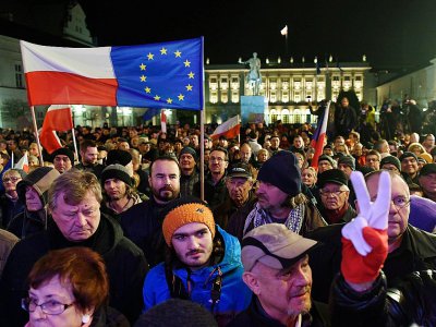 Des manifestants, réunis devant le palais présidentiel de Varsovie, et demandant "des tribunaux libres, des élections libres, une Pologne libre", le 24 novembre 2017 - JANEK SKARZYNSKI [AFP/Archives]
