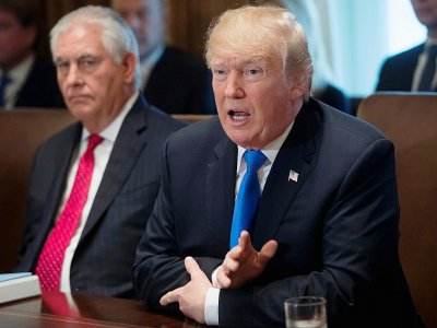 Le président américain Donald Trump et le secrétaire d'Etat Rex Tillerson (g), le 20 décembre 2017 à la Maison Blanche, à Washington - SAUL LOEB [AFP]