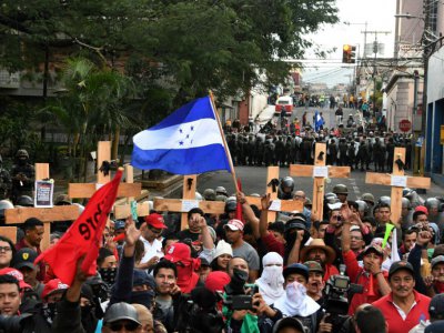 Des partisans du candidat de l'opposition à la présidentielle Salvador Nasralla manifestent, le 20 décembre 2017 à Tegucigalpa, au Honduras - ORLANDO SIERRA [AFP]