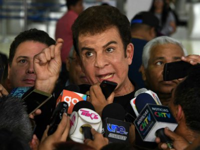 Le candidat de l'opposition à la présidentielle Salvador Nasralla fait une déclaration à la presse, le 20 décembre 2017 à Tegucigalpa - Orlando SIERRA [AFP]