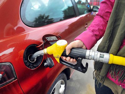 Les prix à la pompe augmentent de 7,6 centimes par litre pour le gazole et 3,84 centimes pour l'essence au 1er janvier - FRED TANNEAU [AFP/Archives]