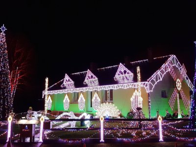 La maison d'Alain Kempynck est illuminée par un show de 13 minutes qui passe en boucle chaque soir de décembre.