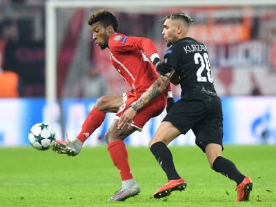 Le défenseur du Bayern Kingsley Coman (g) à la lutte avec celui du PSG Layvin Kurzawa en Ligue des champions, le 5 décembre 2017 à Munich - Christof STACHE [AFP/Archives]