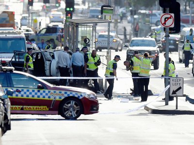 Des policiers et équipes de secours sur les lieux où une voiture a foncé sur des piétons, le 21 décembre 2017 à Melbourne - Mal Fairclough [AFP]