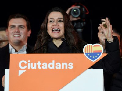 Inès Arrimadas, chef de file de Ciudadanos en Catalogne et le leader du parti Albert Rivera (G) célèbrent le résultat des élections à Barcelone, le 21 décembre 2017 - Josep LAGO [AFP]