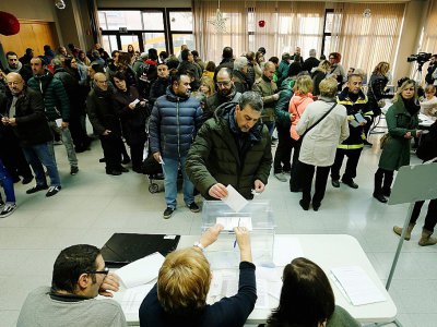 Un homme dépose son bulletin de vote lors des élections  anticipées en Catalogne, le 21 décembre 2017 à Vic - Pau Barrena [AFP]