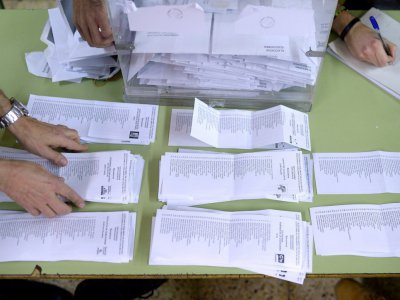Des personnes dépouillent les bulletins de vote des élections anticipées en Catalogne à la fermeture des bureaux de vote à Barcelone le 21 décembre 2017 - Josep LAGO [AFP]