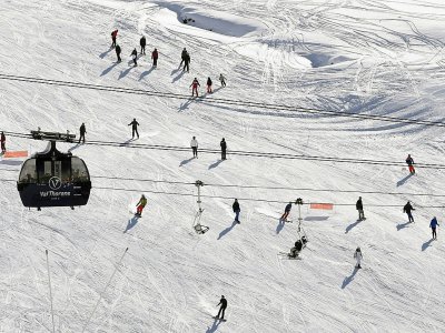 Des skieurs sur les pistes de Val-Thorens, le 26 novembre 2016 en Savoie - PHILIPPE DESMAZES [AFP/Archives]