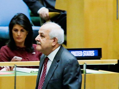 Riyad H. Mansour, (d) l'ambassadeur palestinien à l'ONU devant son homologue américaine Nikki Haley, lors d'une Assemblée générale à l'ONU, le 22 décembre 2017 - EDUARDO MUNOZ ALVAREZ [AFP]