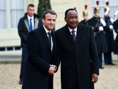 Le président Emmanuel Macron et son homologue nigérien Mahamadou Issoufou, le 12 décembre 2017 à l'Elysée, à Paris - ALAIN JOCARD [AFP/Archives]