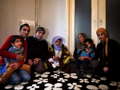 Laila Saleh, entourée de sa famille à Athènes, le 15 décembre 2017 - ARIS MESSINIS [AFP]