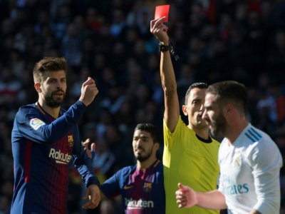 Le défenseur du Real Madrid Dani Carvajal (d) reçoit un carton rouge lors du clasico contre le FC Barcelone, le 23 décembre 2017 à Bernabeu - CURTO DE LA TORRE [AFP]