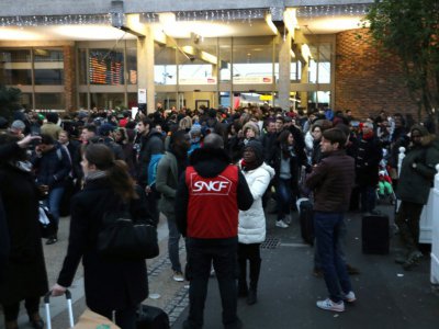 Des passagers en gare de Bercy, le 23 décembre 2017 à Paris - JACQUES DEMARTHON [AFP]