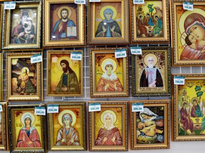 Des icônes faites avec de l'ambre dans une boutique à Rivne, dans le nord-ouest de l'Ukraine, le 21 septembre 2017 - Sergei SUPINSKY [AFP]