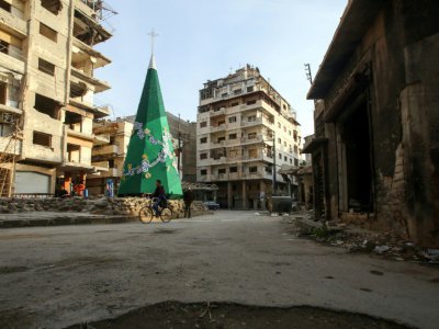 Un sapin de Noël se dresse au milieu des destructions dans la vieille ville syrienne de Homs, où les chrétiens vont célébrer Noël pour la première fois depuis des années, le 17 décembre 2017 - Youssef KARWASHAN [AFP]