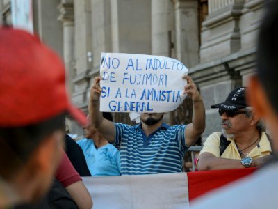 Des Péruviens manifestent contre la grâce accordée par le président Pedro Pablo Kuczynski à l'ex-président Alberto Fujimori, le 25 décembre 2017 à Lima - Martin BERNETTI [AFP]