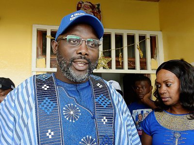 Le candidat à la présidentielle George Weak et sa femme Clar (d), le 23 décembre 2017 à Monrovia, au Liberia - SEYLLOU [AFP]