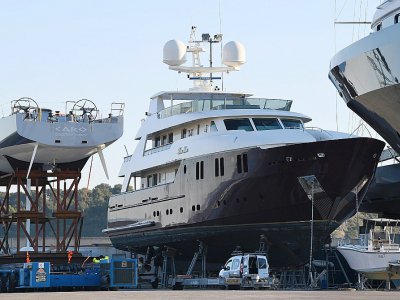 Des yachts de luxe en réparation au Chantier naval de La Ciotat, le 21 décembre 2017 - ANNE-CHRISTINE POUJOULAT [AFP]