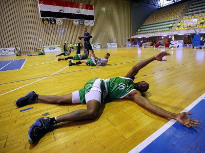 DeMario Mayfield s'étire avant un match de championnat d'Irak, le 7 décembre à Bagdad - Ahmad al-Rubaye [AFP]