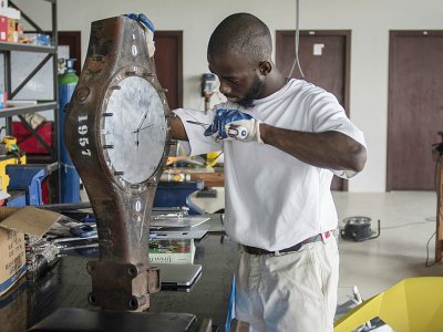 Une horloge fabriquée à partir de matériaux retrouvés à la décharge d'Agbogbloshie à Accra, le 29 novembre 2017 - CRISTINA ALDEHUELA [AFP]